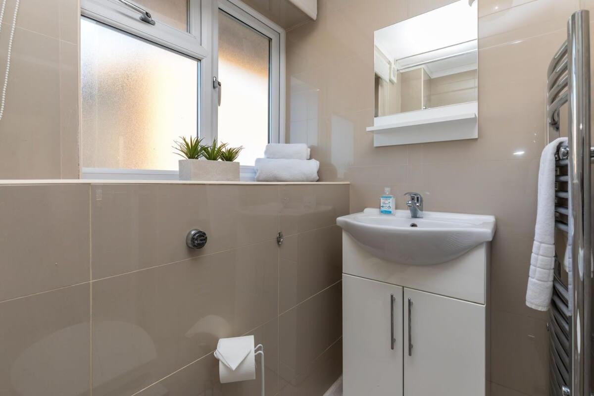 Villa 19A The Broadwalk - Cozy 1Br In The Heart Of Crawley Near Gatwick Airport Great For Contractors And Flight Crew Students Exterior foto