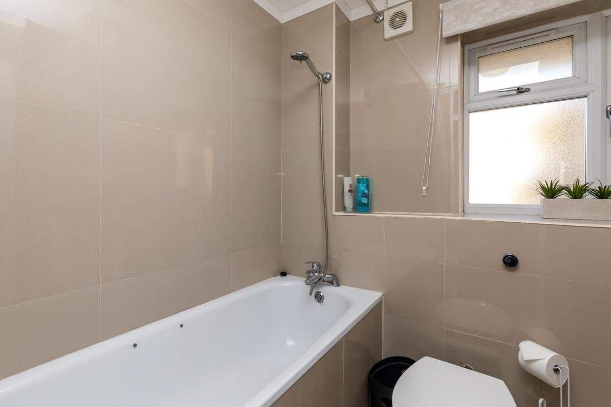 Villa 19A The Broadwalk - Cozy 1Br In The Heart Of Crawley Near Gatwick Airport Great For Contractors And Flight Crew Students Exterior foto