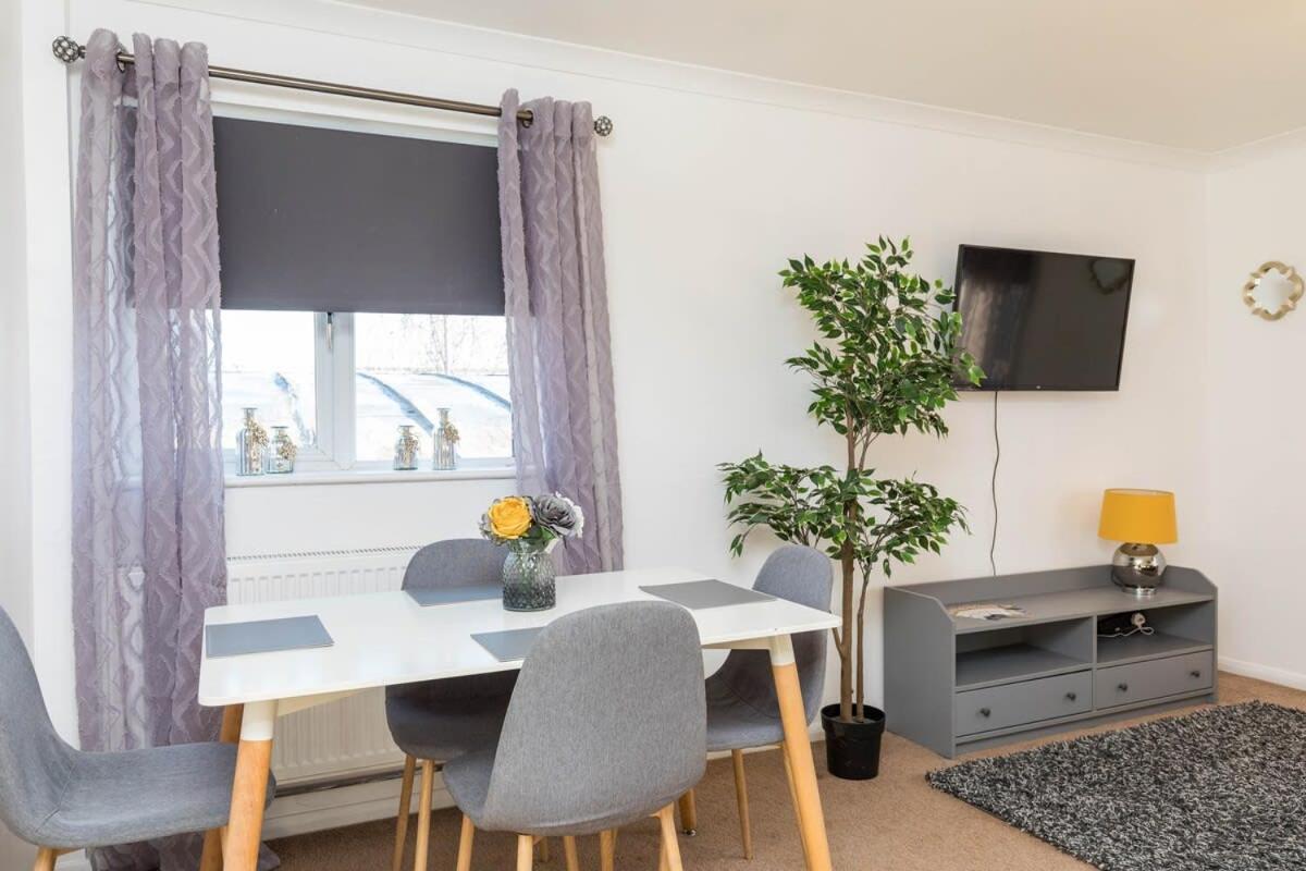 Villa 19A The Broadwalk - Cozy 1Br In The Heart Of Crawley Near Gatwick Airport Great For Contractors And Flight Crew Students Exterior foto